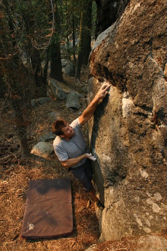 Mark Nicholas on a V5 at The Mystics area of The Secret Boulders.