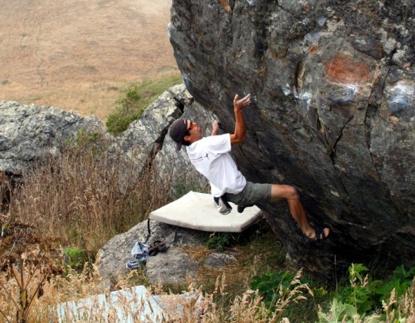 Marcos Nunez does the crux of his classic Hard Traverse V10!