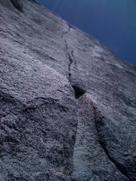 Looking up the thin crack of the 7th pitch.