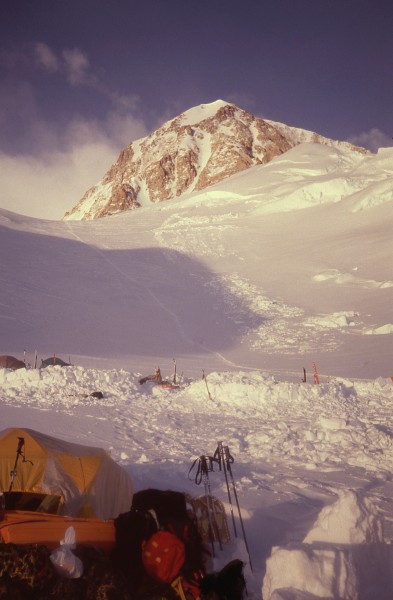 Ice Fracture above 11,200 camp caused by eartquake