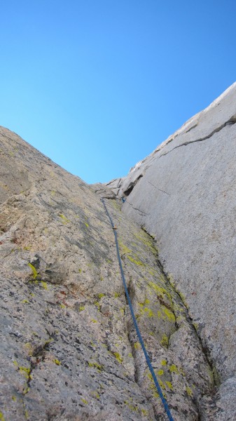 Pushing past the alcove on the triple cracks pitch.