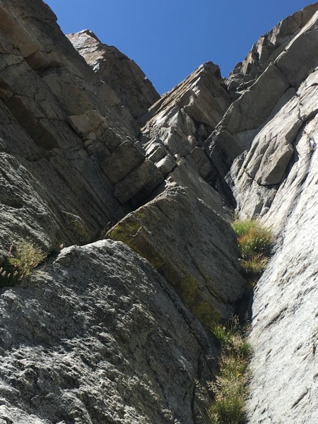 P4: crux &#40;10b&#41;. squeeze chimney bulge &#40;center&#41; to hand...